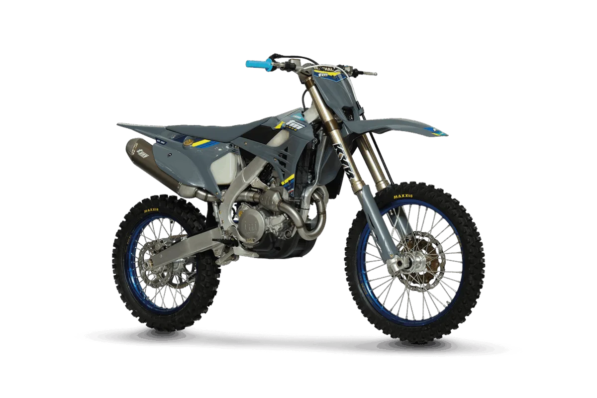 TM MX 450 ES Fi 4T CORSE 2026 Motocross-Motorrad mit Aluminium-Deltabox-Rahmen und typischer Offroad-Ausstattung