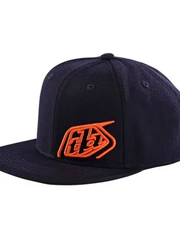 Seitliche Ansicht der Troy Lee Designs Snapback Kappe in Marineblau mit orangefarbenem Slice-Logo.