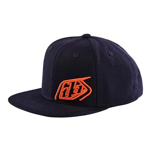 Seitliche Ansicht der Troy Lee Designs Snapback Kappe in Marineblau mit orangefarbenem Slice-Logo.