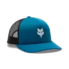 Blaue Trucker-Kappe mit schwarzem Mesh-Einsatz und Fox-Logo, Seitenansicht