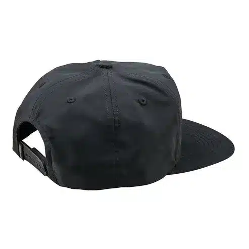 Rückansicht einer schwarzen, unstrukturierten Snapback-Cap mit Snapback-Verschluss aus Kunststoff.