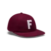 Rostbraune Wollkappe mit weißem F-Logo auf der Vorderseite.