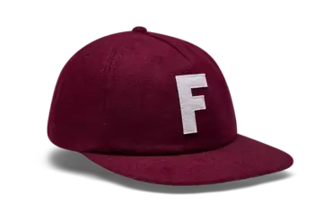 Rostbraune Wollkappe mit weißem F-Logo auf der Vorderseite.