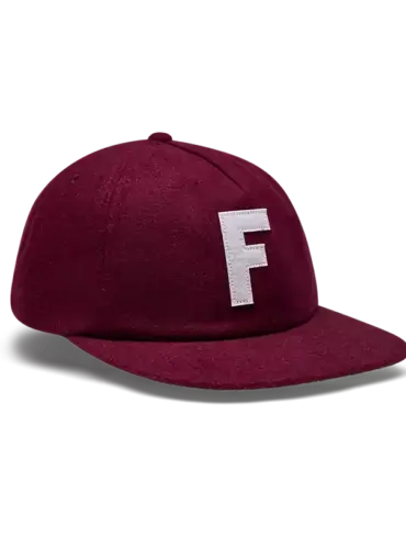 Rostbraune Wollkappe mit weißem F-Logo auf der Vorderseite.