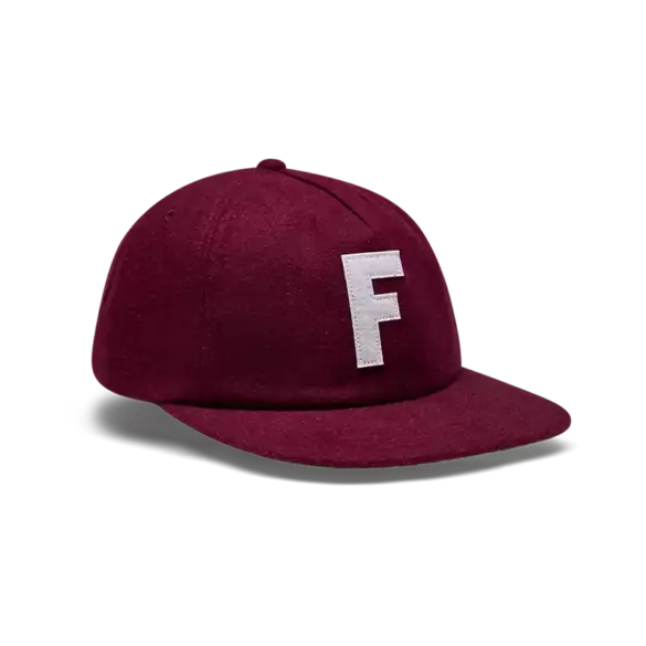Rostbraune Wollkappe mit weißem F-Logo auf der Vorderseite.