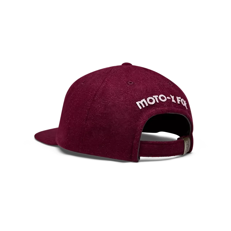 Rostbraune Kappe aus Woll-Polyester-Mix von hinten, mit verstellbarem Verschluss und weißer Stickerei