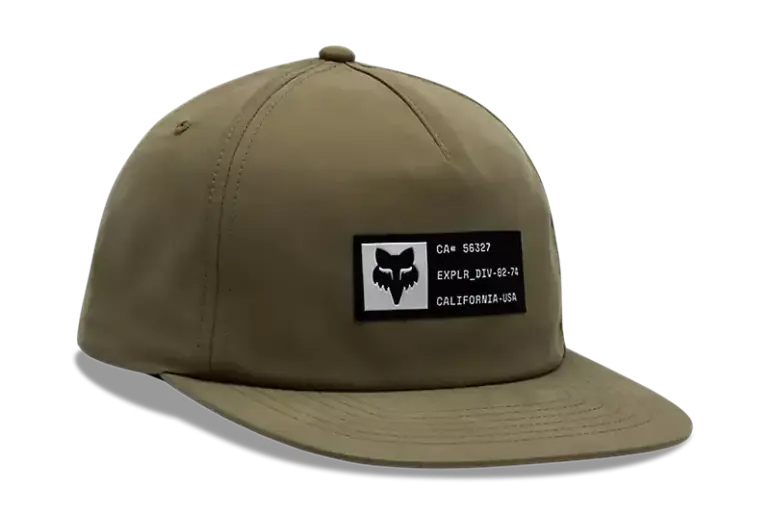 Cap aus Veloursleder-Twill mit Silikon-Patch und Metallverschluss in Adobe-Rot.