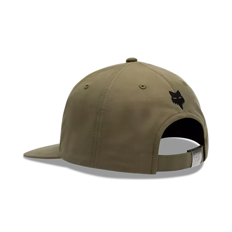 Rückseite eines beigefarbenen Caps mit Metallverschluss und schwarzem Silikonpatch.