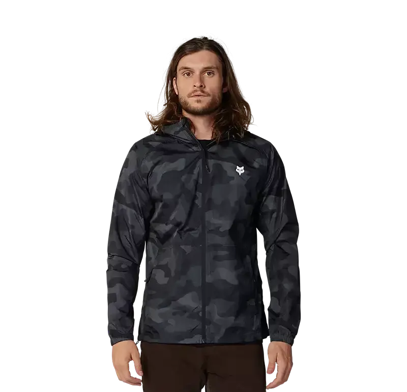 Fox Head Camo Windjacke in schwarzem Camouflage-Muster, von vorn getragen.