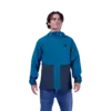 Ein Mann trägt die blaue Survivalist Windjacke mit Kapuze und Reißverschluss.