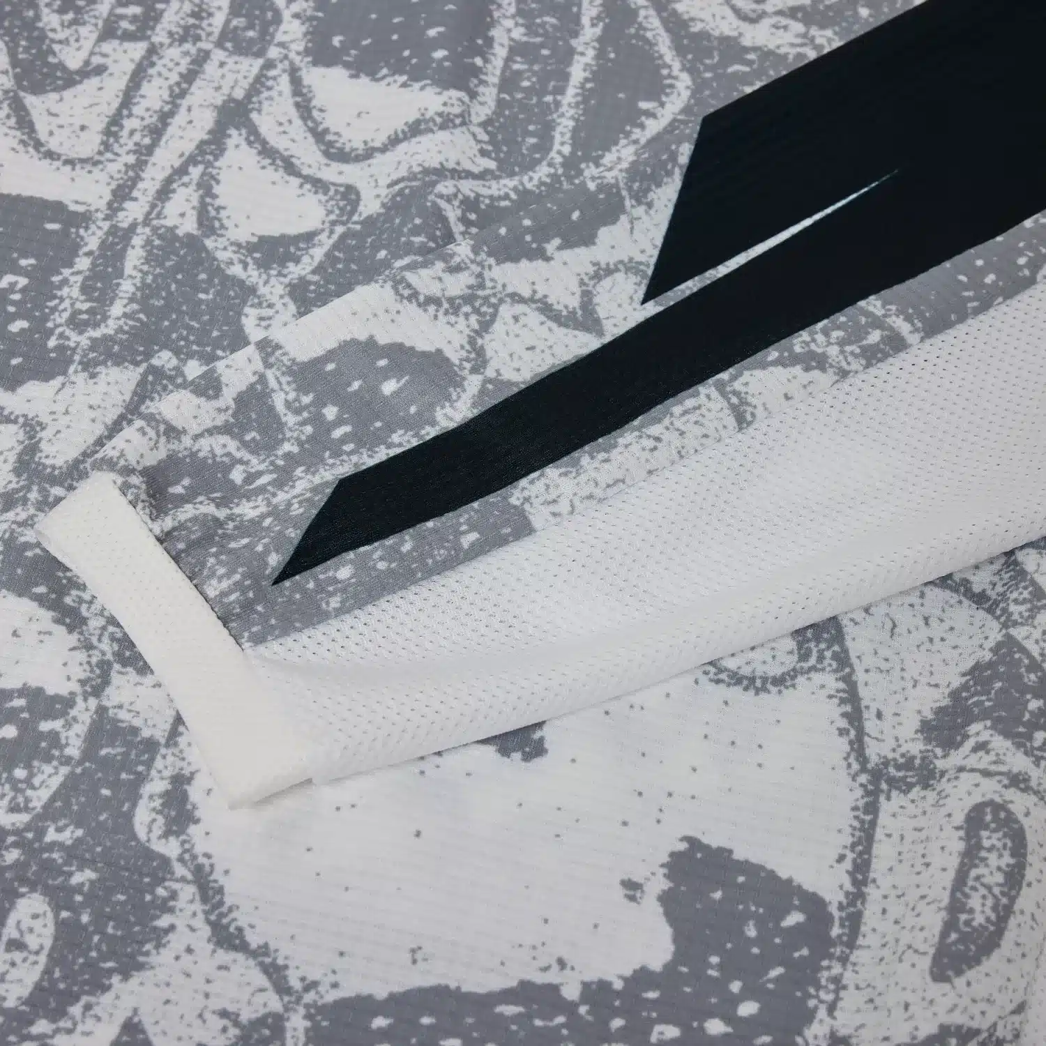 Detailaufnahme des 180 DNGR Motocross-Trikots mit Fokus auf Mesh-Einsatz und Grafik