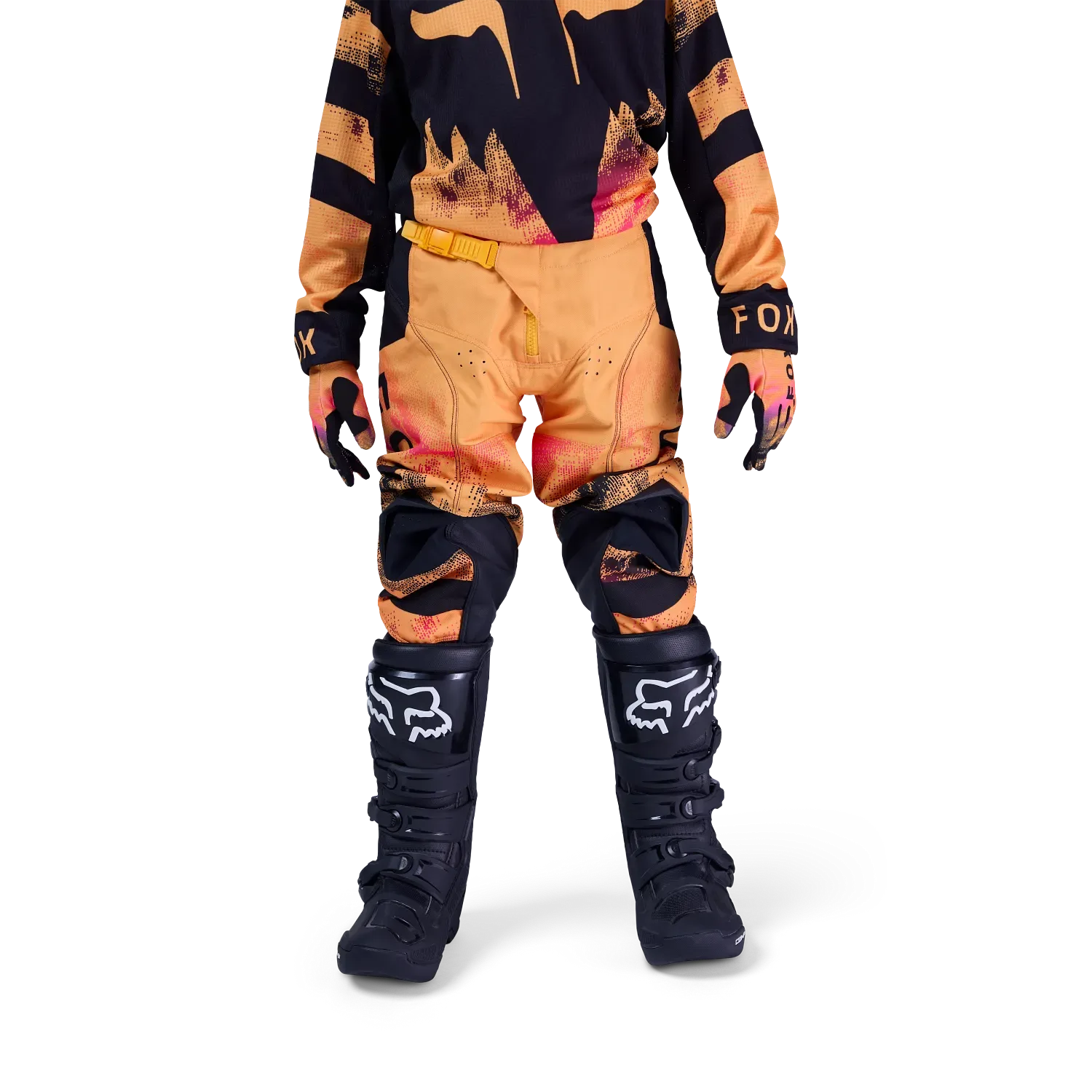 Motocross-Hose Fox 180 Kairos für Kinder und Jugendliche mit Stiefeln und Handschuhen, getragen von einem jungen Fahrer