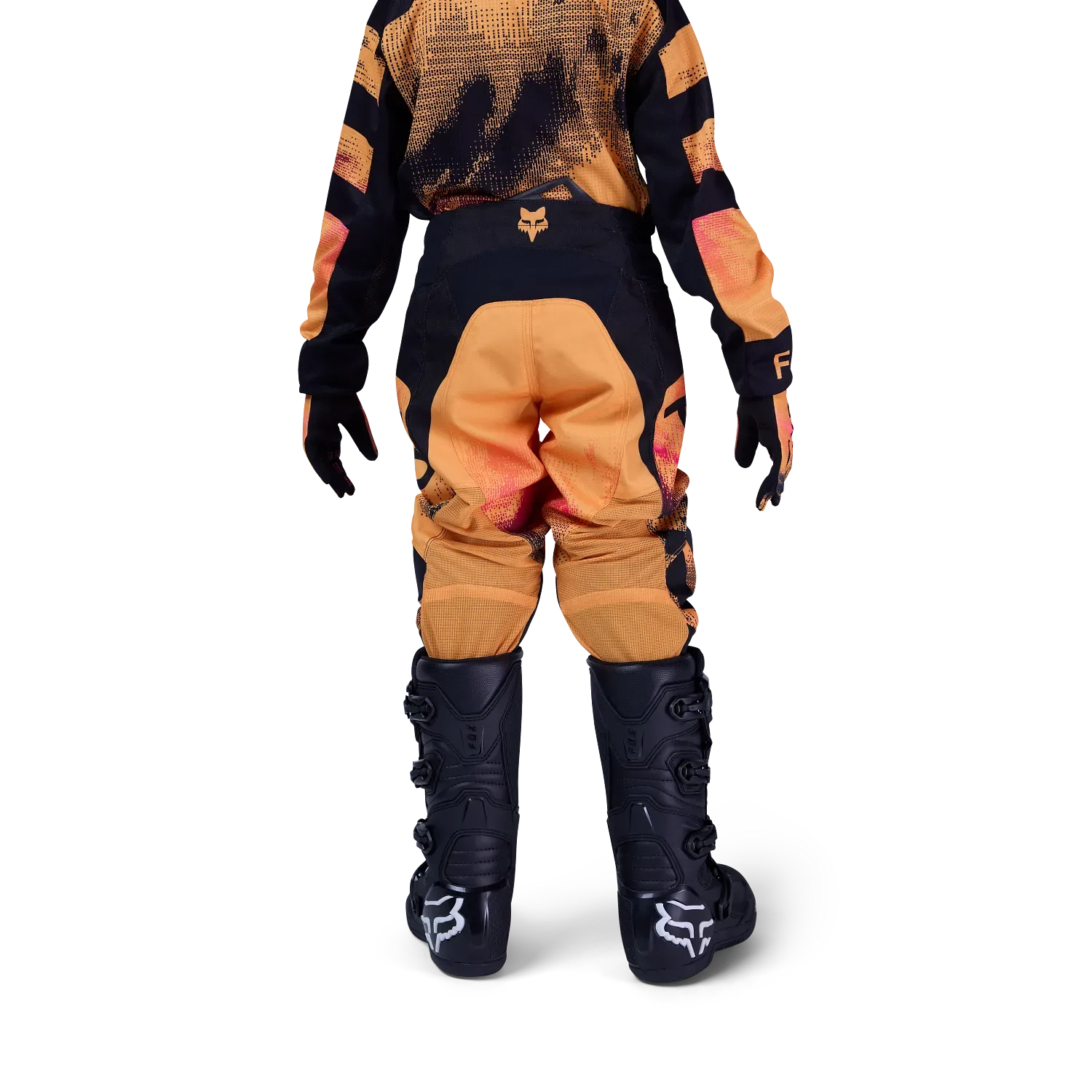 Rückseite einer orange-schwarzen Motocross-Hose für Jugendliche, getragen mit passender Jacke und Stiefeln.