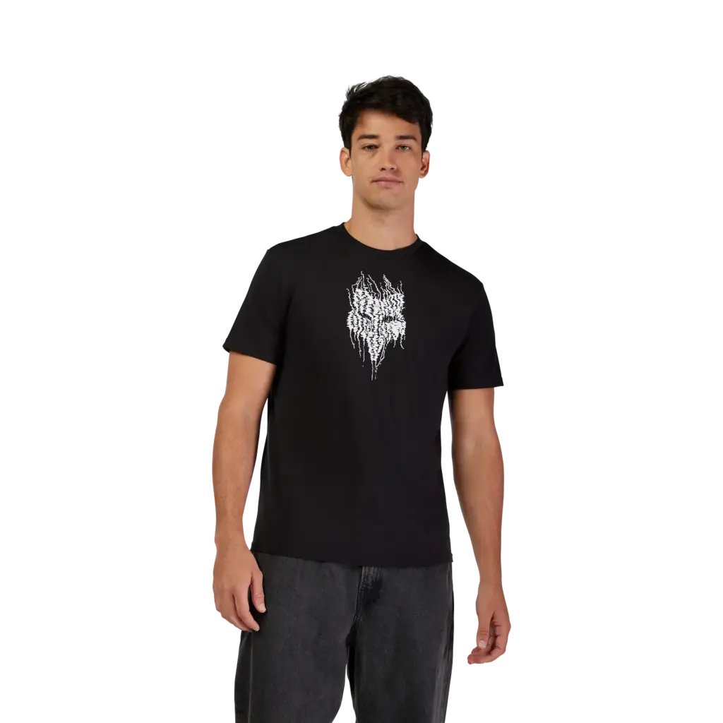 Ein Mann trägt das schwarze Bark Tech T-Shirt mit weißem Fox-Logo auf der Brust.