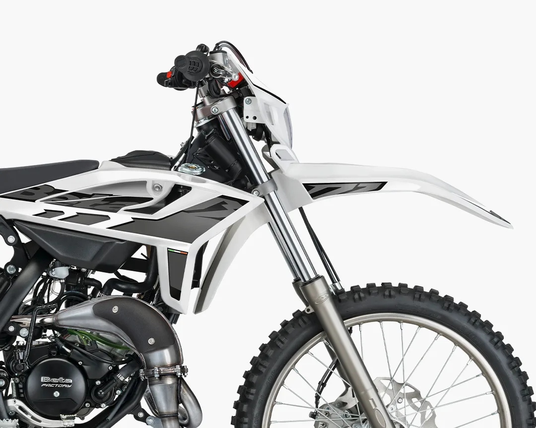 Detailaufnahme der Beta RR 2T 50 Enduro 2025 mit Fokus auf Frontpartie, Rahmen und Vorderrad.