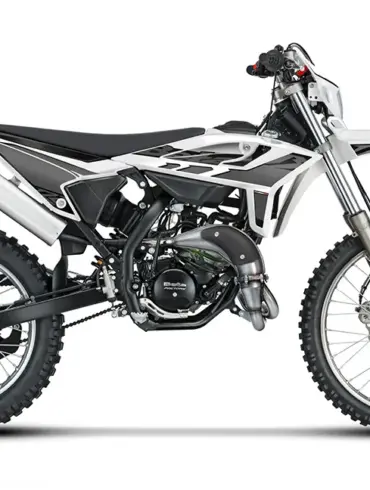 Beta RR 2T 50 Enduro 2025 mit modernem Design, sportlicher Silhouette und Offroad-Ausstattung, Seitenansicht.