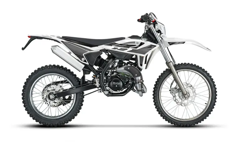 Beta RR 2T 50 Enduro 2025 mit modernem Design, sportlicher Silhouette und Offroad-Ausstattung, Seitenansicht.