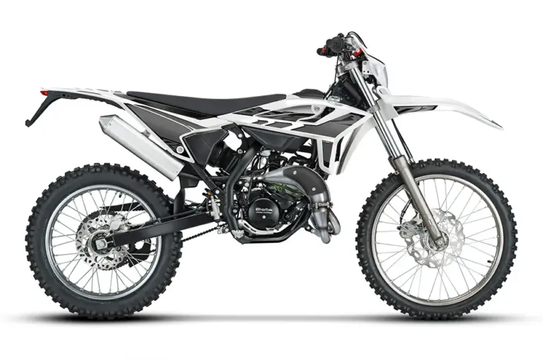 Beta RR 2T 50 Enduro 2025 mit modernem Design, sportlicher Silhouette und Offroad-Ausstattung, Seitenansicht.