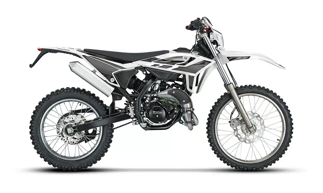 Beta RR 2T 50 Enduro 2025 mit modernem Design, sportlicher Silhouette und Offroad-Ausstattung, Seitenansicht.