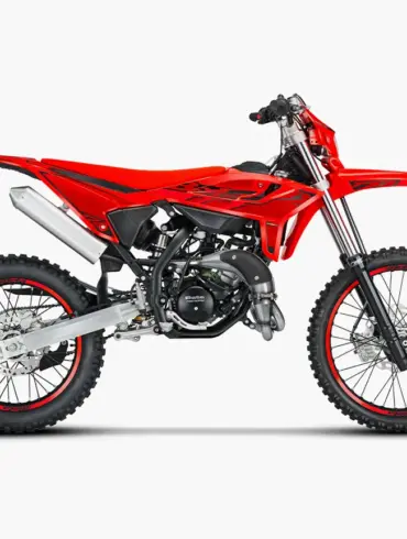 Beta RR 2T 50 Sport 2025 Enduro-Motorrad in Seitenansicht mit roten Verkleidungsteilen und Stollenreifen.