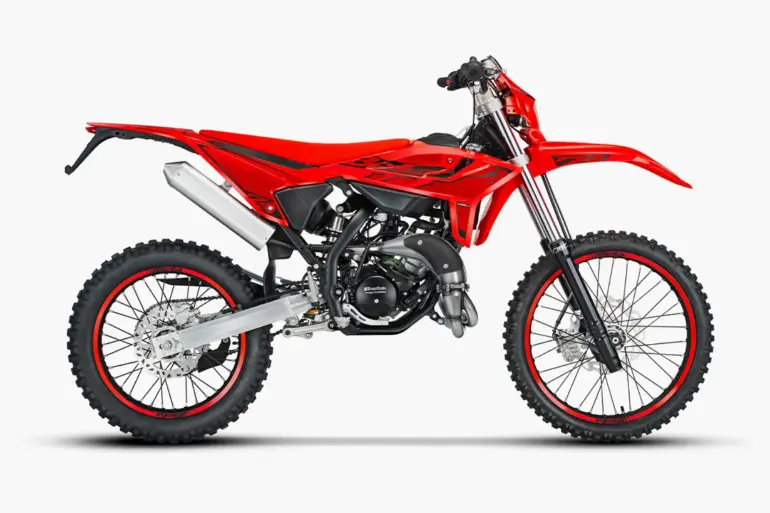 Beta RR 2T 50 Sport 2025 Enduro-Motorrad in Seitenansicht mit roten Verkleidungsteilen und Stollenreifen.