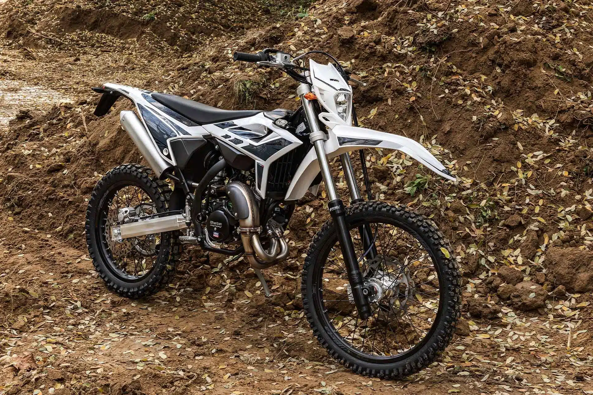 Beta RR 2T 50 Sport 2025 Enduro-Motorrad auf einem Erdhügel, Fokus auf Design und Geländetauglichkeit.