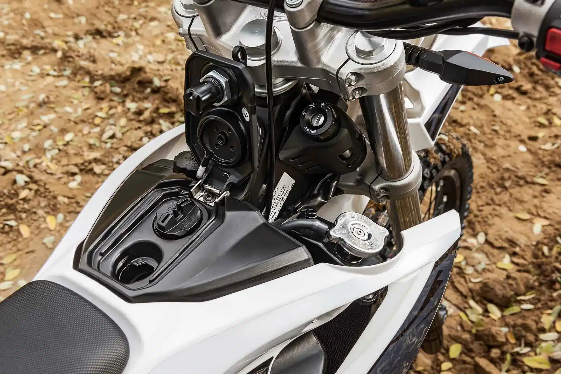 Detailaufnahme des Tankbereichs und Rahmens einer Beta RR 2T 50 Sport Enduro 2025