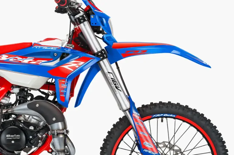 Detail des Vorderteils der Beta RR 50 Race 2025, Fokus auf Gabel, Vorderrad und Verkleidung