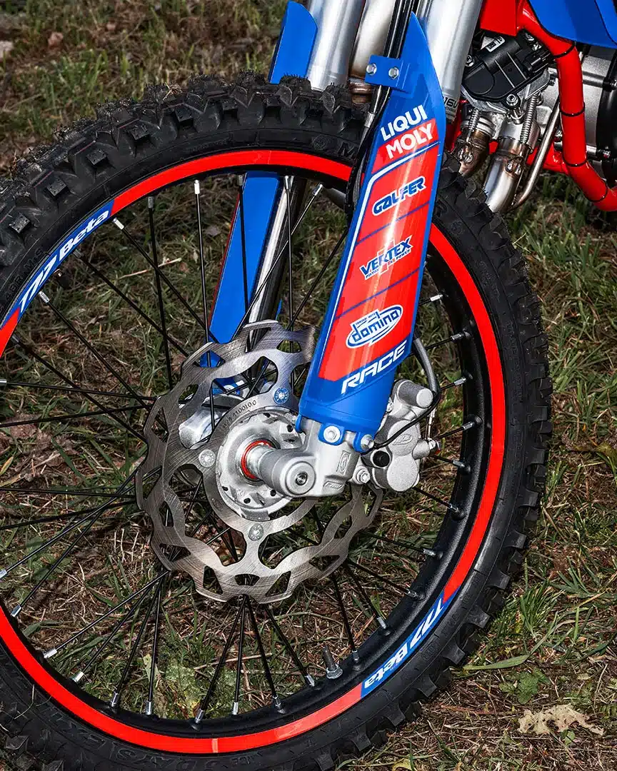 Vorderes Laufrad mit Scheibenbremse und Federgabel der Beta RR 50 Race 2025, aufgenommen im Gelände