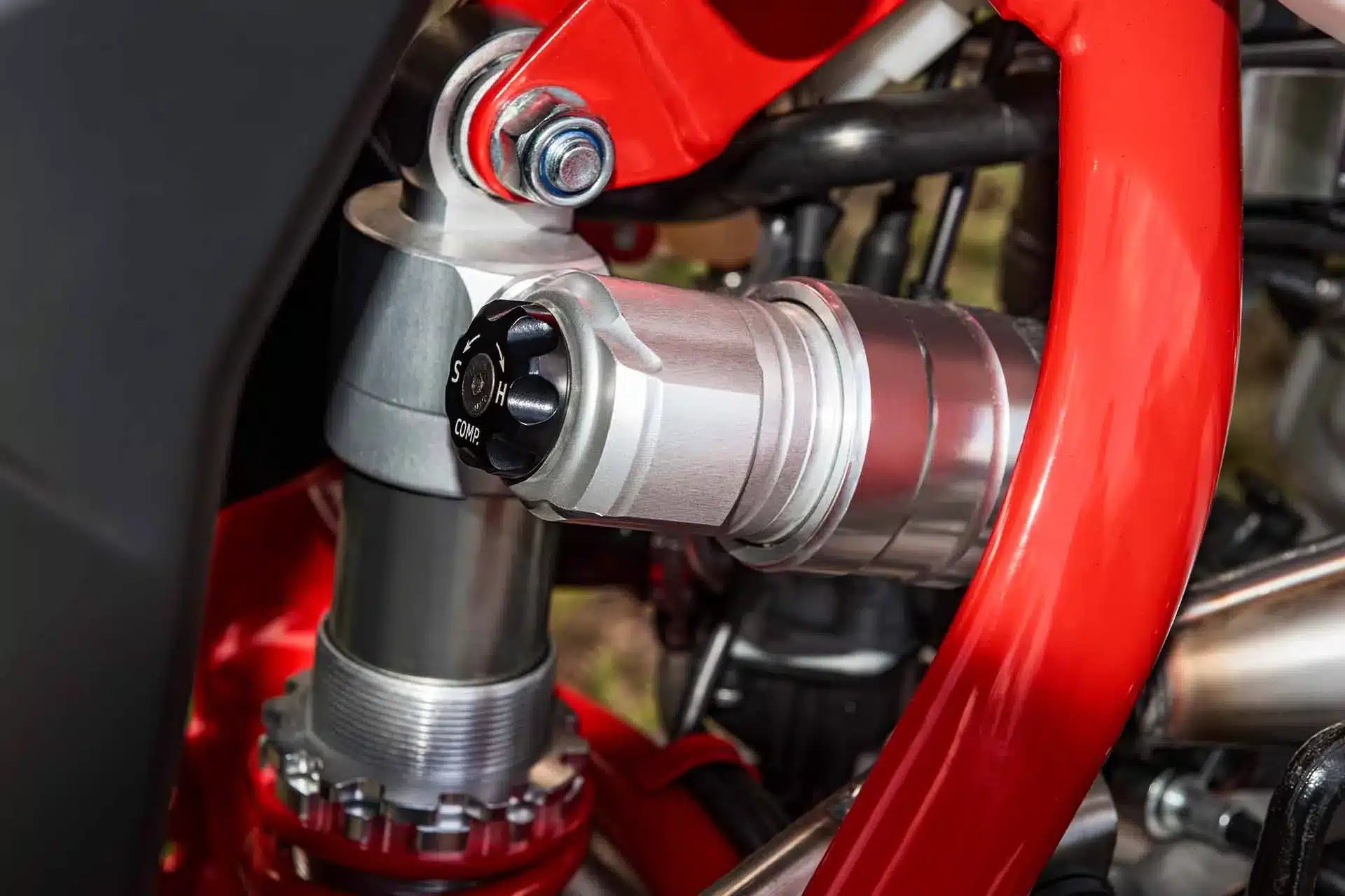 Detailaufnahme vom Fahrwerk und Rahmen der Beta RR 50 Race 2025 mit Fokus auf Dämpfer und rote Rahmenstruktur.