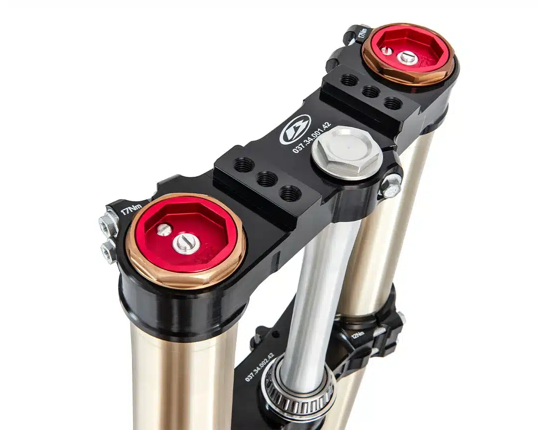 Überarbeitete Gabelbrücke und Lenkkopfverstärkung der Beta RX 250 2T 2026 in Nahaufnahme