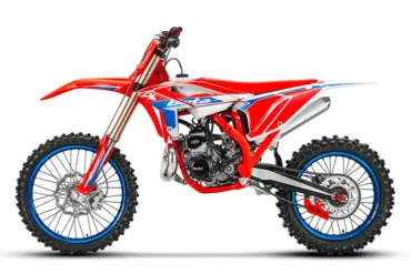 Beta RX 250 2T 2026 in Seitenansicht mit Alu-Heckrahmen sowie sportlicher Ausstattung