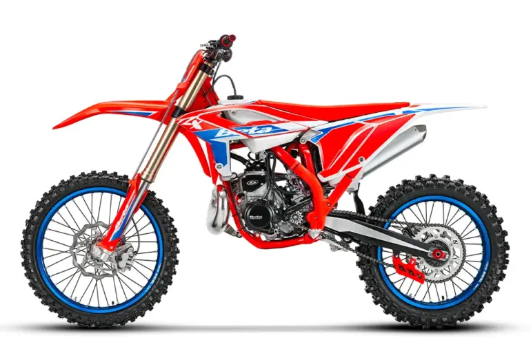 Beta RX 250 2T 2026 in Seitenansicht mit Alu-Heckrahmen sowie sportlicher Ausstattung