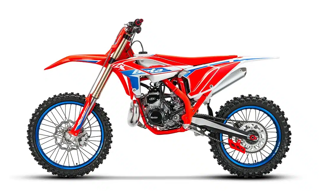 Beta RX 250 2T 2026 in Seitenansicht mit Alu-Heckrahmen sowie sportlicher Ausstattung