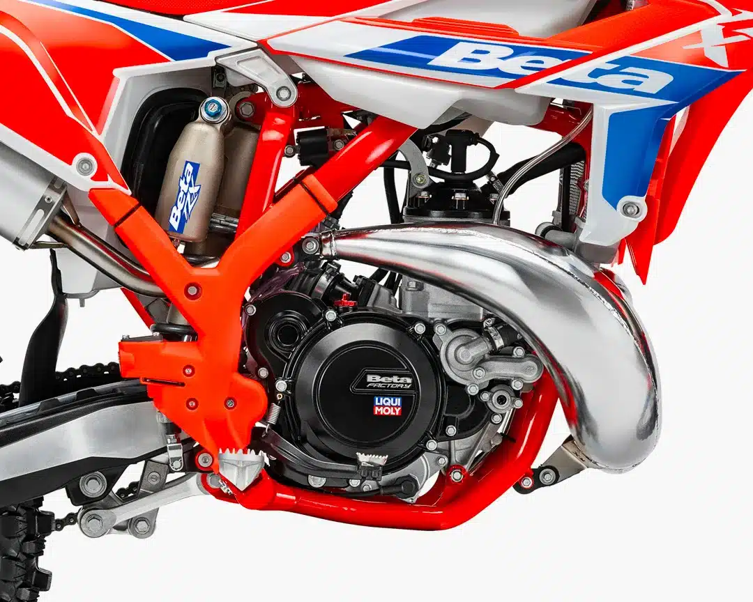 Detailansicht des Motors und Rahmens einer Beta RX 250 2T 2026