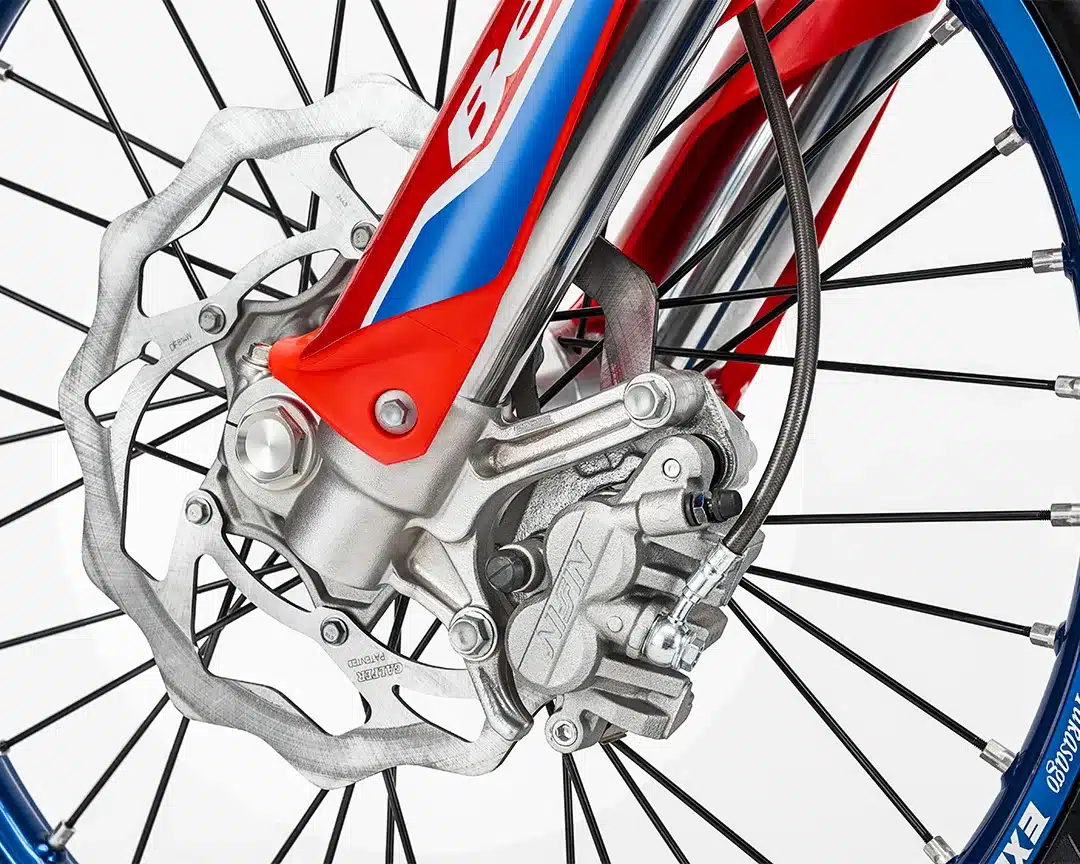 Vorderradbremse mit Nissin-Sattel und gelochter Galfer-Scheibe an einer Beta RX 250 2T 2026