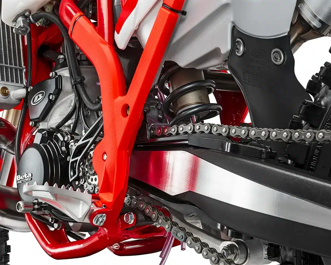 Detailaufnahme des Motors, Rahmens und Kettenantriebs der Beta RX 250 2T Modelljahr 2026