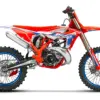 Seitenansicht der Beta RX 350 2T, Modelljahr 2026, Motocross-Motorrad mit rotem Rahmen und blauen Felgen