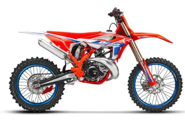 Seitenansicht der Beta RX 350 2T, Modelljahr 2026, Motocross-Motorrad mit rotem Rahmen und blauen Felgen