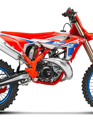 Seitenansicht der Beta RX 350 2T, Modelljahr 2026, Motocross-Motorrad mit rotem Rahmen und blauen Felgen