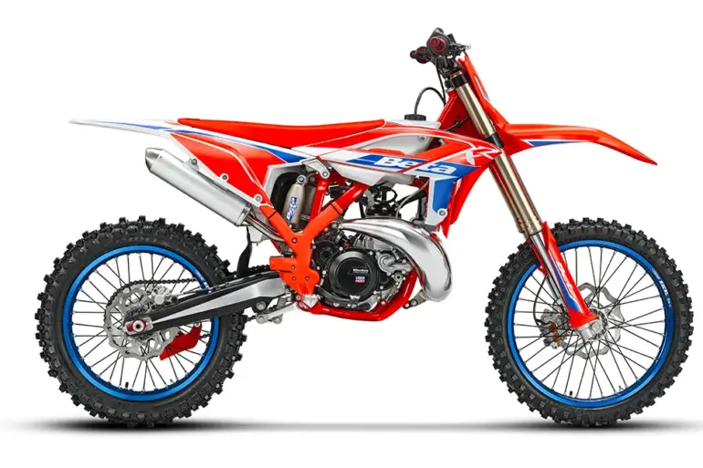 Seitenansicht der Beta RX 350 2T, Modelljahr 2026, Motocross-Motorrad mit rotem Rahmen und blauen Felgen