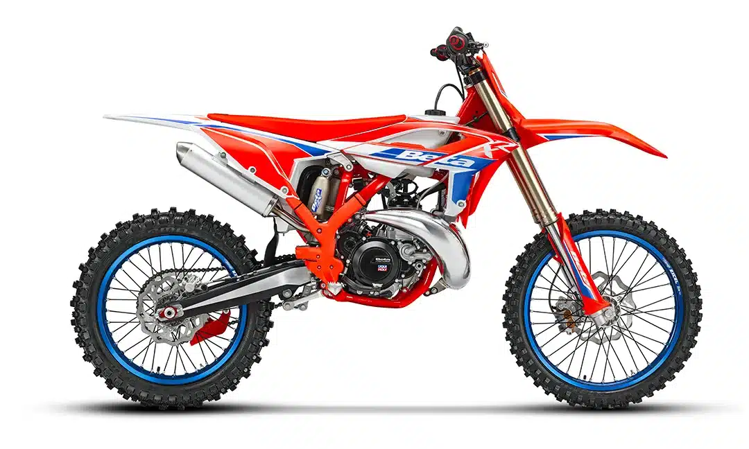Seitenansicht der Beta RX 350 2T, Modelljahr 2026, Motocross-Motorrad mit rotem Rahmen und blauen Felgen