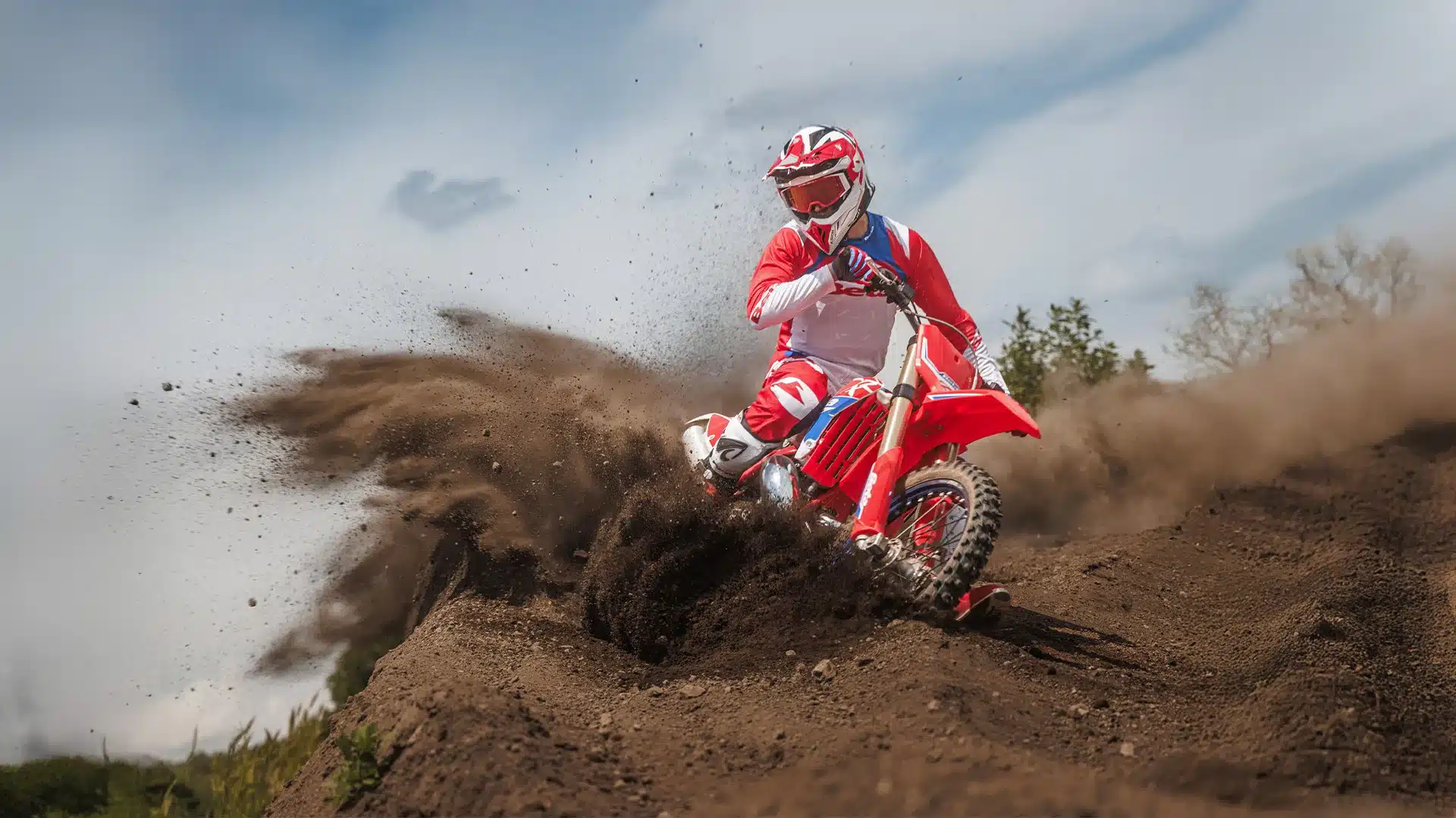 Motocross-Fahrer auf einer Beta RX 350 2T 2026 bei schneller Kurvenfahrt im Gelände.