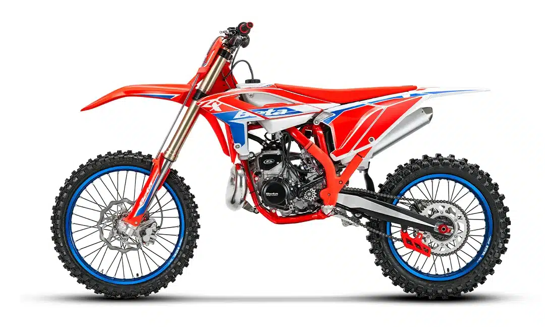 Beta RX 350 2T 2026 Motocross-Motorrad in Seitenansicht mit roter, weißer und blauer Verkleidung auf weißem Hintergrund.