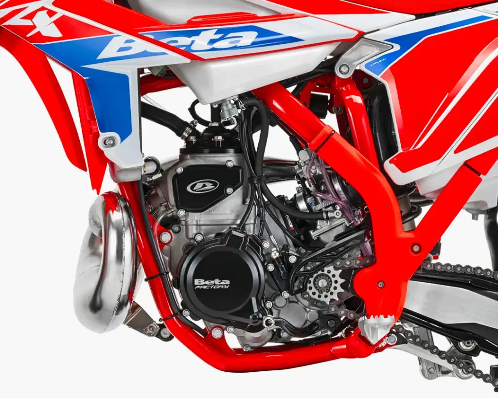 Motor und Rahmen der Beta RX 350 2T 2026 aus nächster Nähe