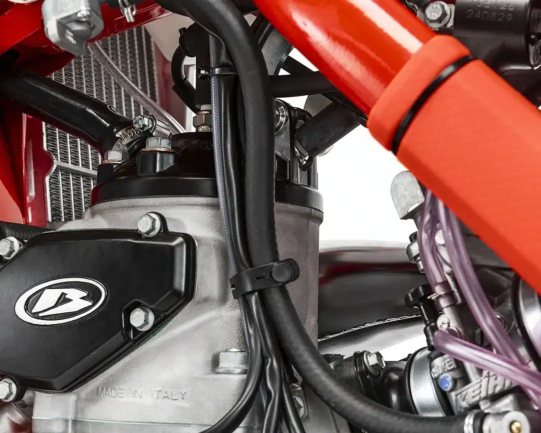 Nahaufnahme des Zylinderkopfs mit Twin-Spark-Technik an der Beta RX 350 2T Motocross-Maschine.
