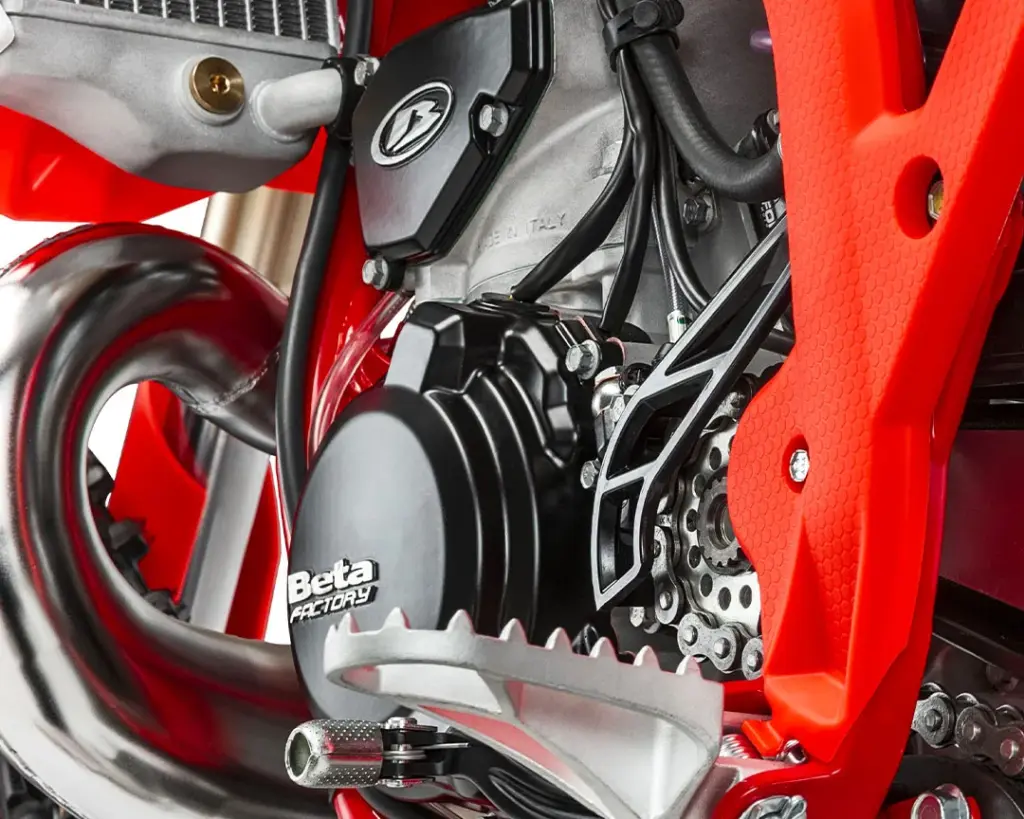 Nahaufnahme des Motors und Rahmens der Beta RX 350 2T 2026 mit sichtbaren Bauteilen und Fußraste.
