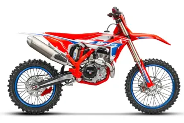 Beta RX 450 4T Motocross-Motorrad, Seitenansicht, rot-blaues Design