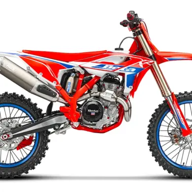 Beta RX 450 4T Motocross-Motorrad, Seitenansicht, rot-blaues Design