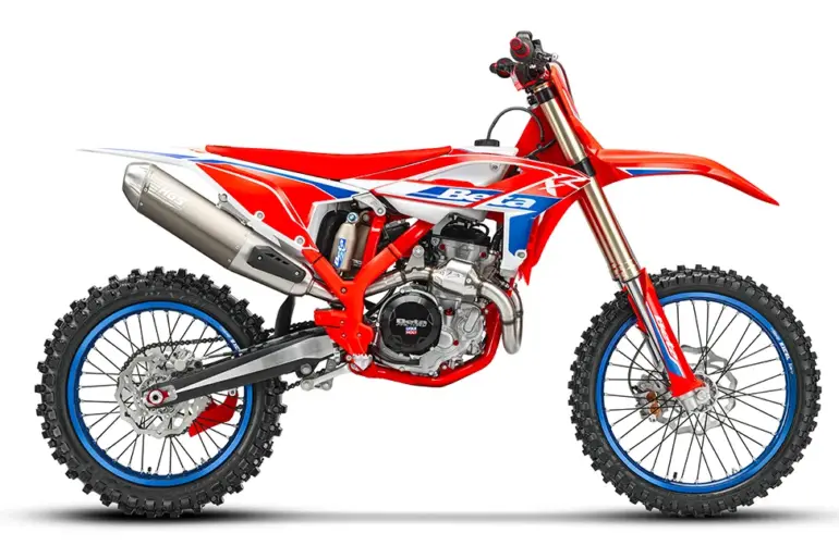 Beta RX 450 4T Motocross-Motorrad, Seitenansicht, rot-blaues Design